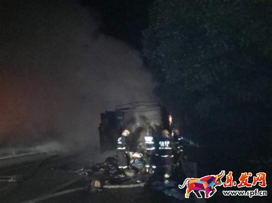 雙11快遞貨車突發(fā)大火.jpg 雙11快遞貨車突發(fā)大火.jpg
