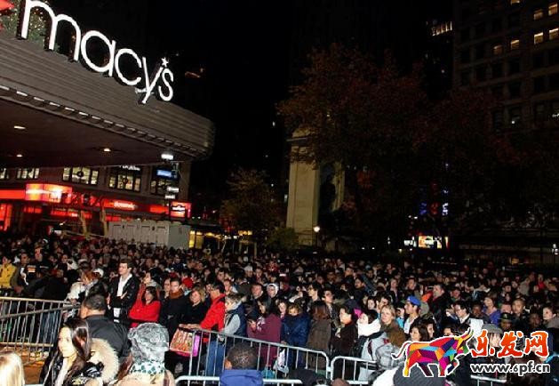 “黑五”前夜排隊搶貨.jpg “黑五”前夜排隊搶貨.jpg